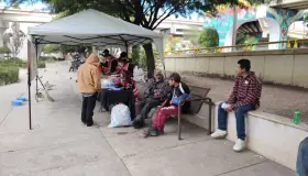 Alista Compassion Home cena de acción de gracias para indigentes