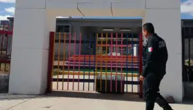 Atracan dos planteles educativos