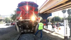 Arrolla tren a jovencita; estudiante de secundaria