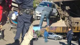 Quiso ganarle al tren y fue impactada en su vehículo