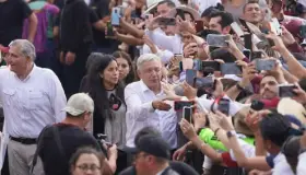 Pide AMLO a oposición presentar pruebas de uso de recursos en marcha