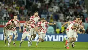 Croacia avanza en penales