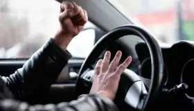 Detienen a agresivo conductor