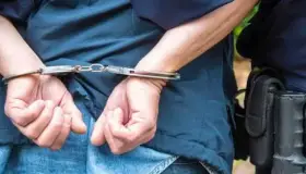 Ocasiona daños en choque y lo detienen