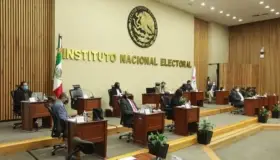 Plan B si toca al INE: baja salarios, elimina fideicomisos y al secretario ejecutivo