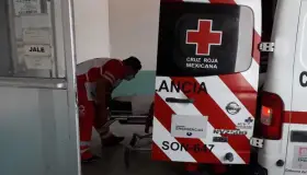 Disparan a joven desde auto en movimiento