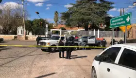 Fuerte reacción policíaca provoca choque de camioneta