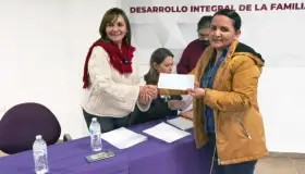 Entrega DIF becas para terapias a personas con discapacidad