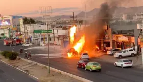 Arde pipa que transportaba gas en Hermosillo