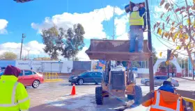 Dan servicio a semáforos dañados por las lluvias