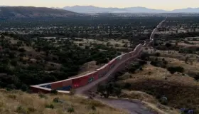 Demandan a Arizona por contenedores en muro fronterizo
