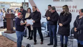 Gobernador entrega concesiones a taxistas