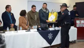 Reconocen a Policía del Mes; entregan uniformes a corporación