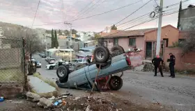 Vuelca adulto mayor su camioneta al esquivar a peatón