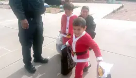 Sorprende PESP con piñata, dulces y regalos en preescolar saqueado
