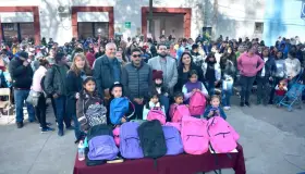 Entregan misioneros mil 200 mochilas con útiles escolares