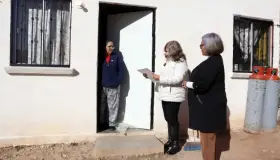 Entregan títulos de viviendas a domicilio