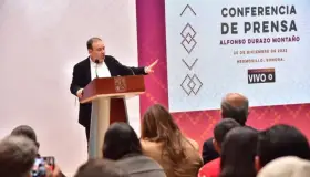 Gobernador solicita renegociar deuda pública