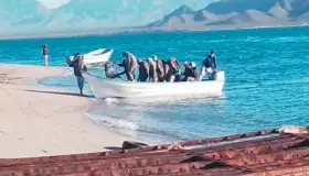 Rescatan con vida a pescadores seris extraviados