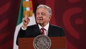 Elogia López Obrador “corcholatas” para 2024; “son de primera”