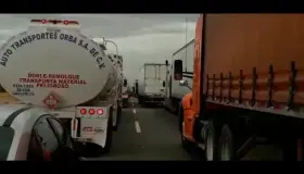 Provocan conflicto traileros en retén militar