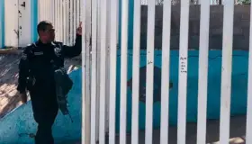 Roban tubería de agua en kínder