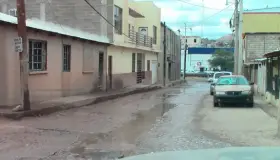 Solicitan reparar fuga de drenaje en la Artículo 27