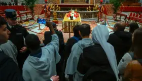 Desfilan miles de fieles para despedir a Benedicto XVI