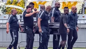 Despedirán miles de personas a Pelé lunes y martes en Estadio Vila Belmiro