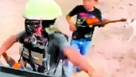 Niños se disfrazan para recrear retenes del narco en Sinaloa