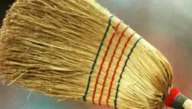 Corre mujer a esposo por agredir a su hijo