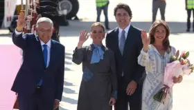 Llega Justin Trudeau a México; lo recibe AMLO en el AIFA