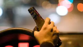 Arrestan a conductor ebrio y agresivo