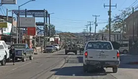 Detiene Sedena a vehículo con estrobos