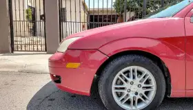 Golpean a mujer por pedir que movieran un vehículo que estorbaba