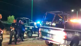 Dañan llantas a vehículo de mujer golpeada