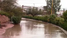 Obstaculiza inundación salida a la carretera