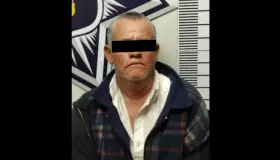 Apedrea negocio y termina arrestado