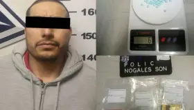 Sorprenden a persona drogándose en la vía pública