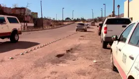 Exponen riesgo por baches en distribuidor vial