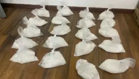 Es vinculado a proceso por posesión de arma y droga