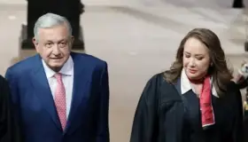 Piden AMLO a la UNAM denunciar plagio de tesis de Yasmín Esquivel