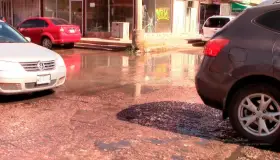 Causa fuga de drenaje embotellamiento vehicular