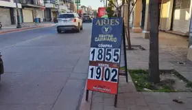 Continúa a la baja el dólar