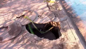 Denuncian alcantarilla sin tapa en la San Miguel