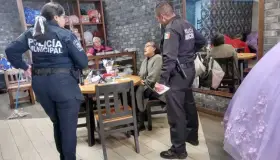 Previene Policía Municipal robos y asaltos; interactuan con comerciantes