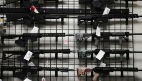 Autoriza juez que acusados de violencia doméstica puedan poseer armas de fuego