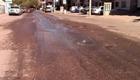 Reportan fuga de drenaje en Las Haciendas