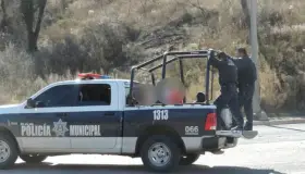 Se niega a bajarse de techo ajeno