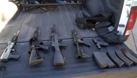 Iban bien armados; dan a conocer lo que llevaban dentro de pickup